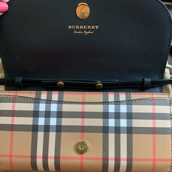 Burberry authentic crossbody - Picture 2 of 5